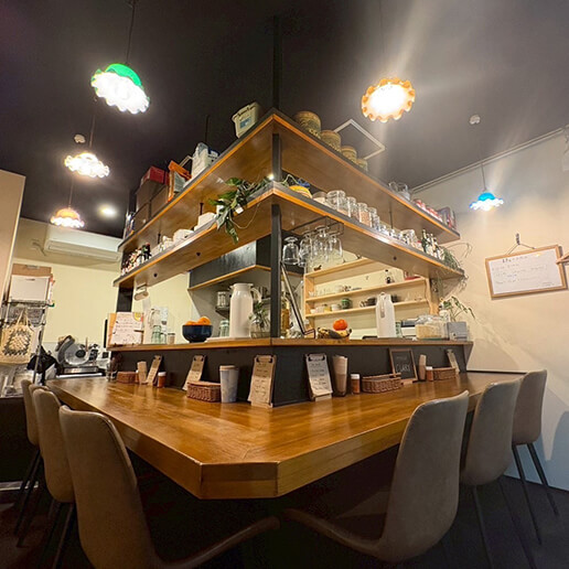 カウンター（motoe CURRY）| 放出栄町商店街